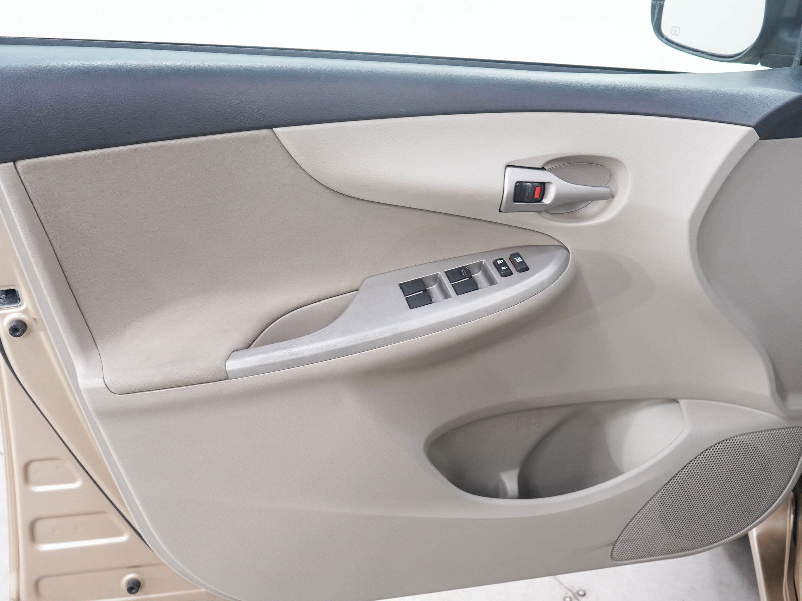 Used 2013 Toyota Corolla LE FWD image 18