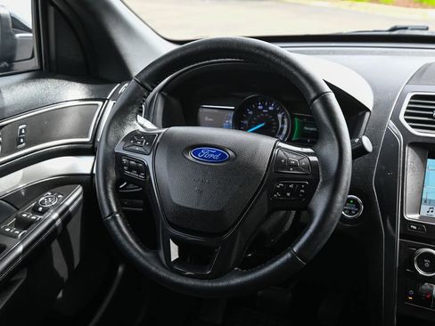 Used 2017 Ford Explorer XLT w/ Equipment Group 201A AWD/4WD image 31