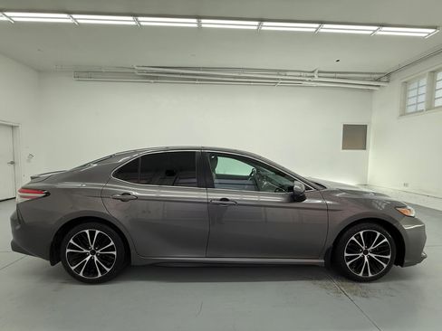 Used 2018 Toyota Camry SE w/ Accessory Appearance Package image 7