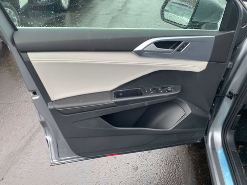 New 2026 Volkswagen Taos SE image 4