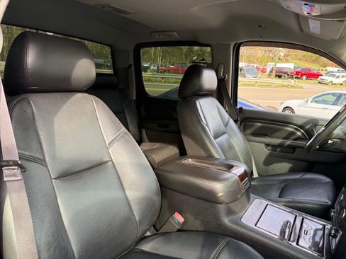 Used 2014 GMC Sierra 2500 Denali w/ Suspension Package, Off-Road image 61