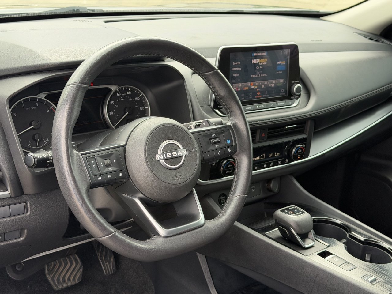 Used 2024 Nissan Rogue SV w/ SV Premium Package FWD image 11