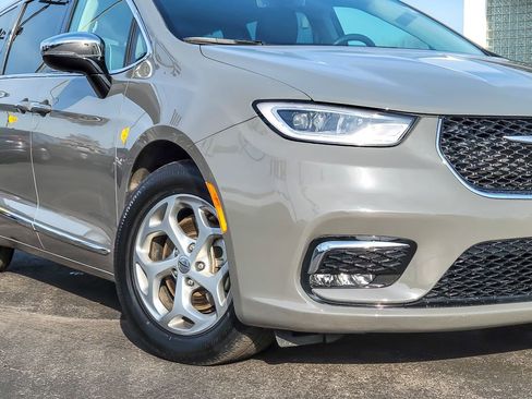 Used 2023 Chrysler Pacifica Limited image 3