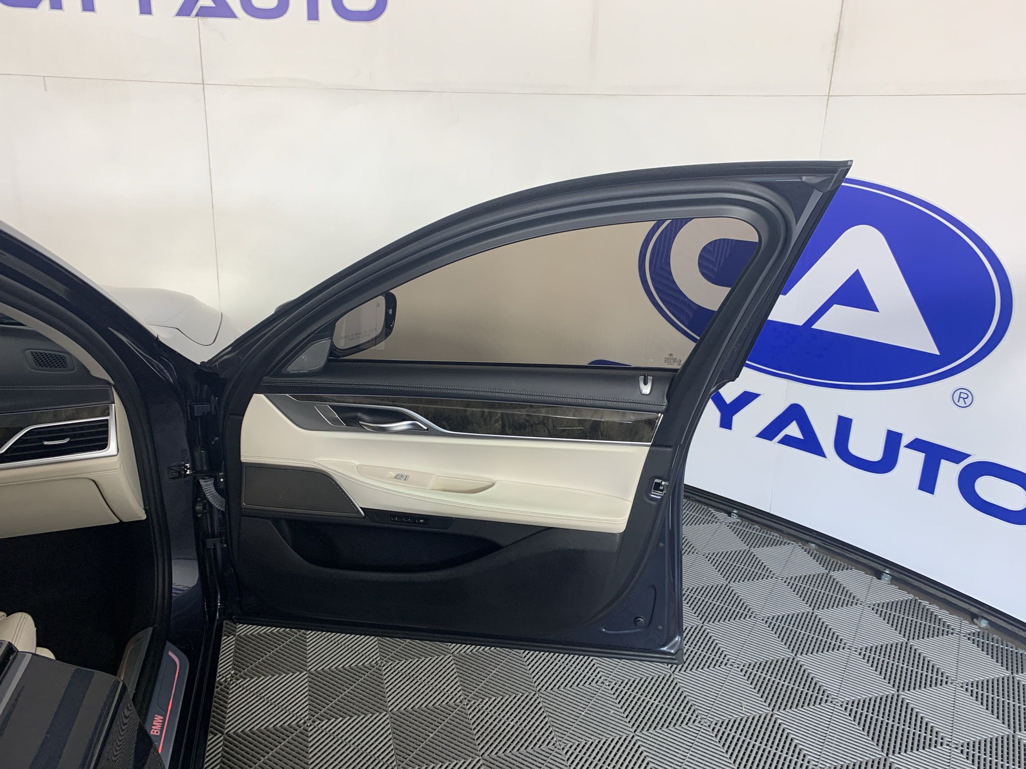 Used 2019 BMW 740i xDrive w/ Executive Package AWD/4WD image 38