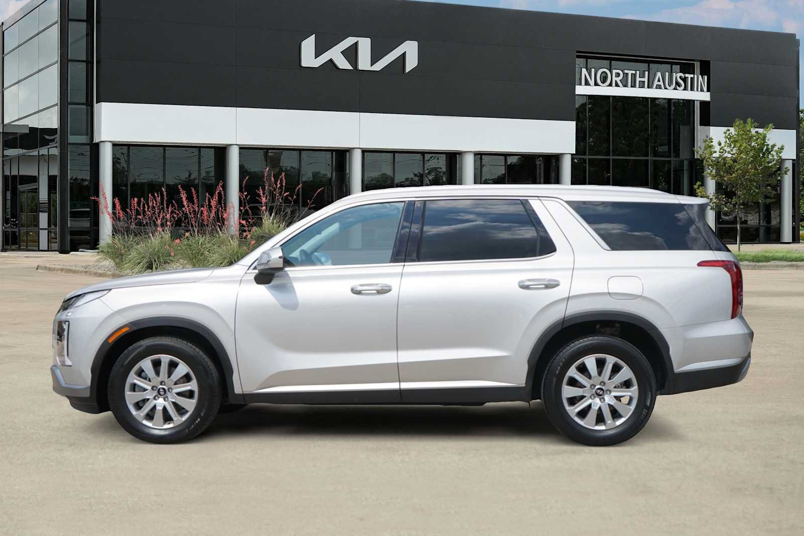 Used 2025 Hyundai Palisade SEL FWD image 3