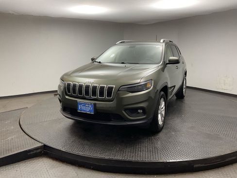 Used 2019 Jeep Cherokee Latitude w/ Cold Weather Group AWD/4WD image 3