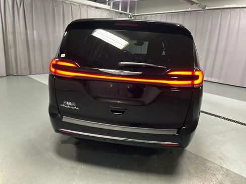 Used 2025 Chrysler Pacifica Select image 6