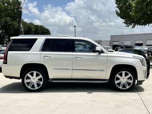 Used 2015 Cadillac Escalade Luxury RWD image 3