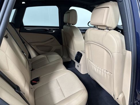 Certified 2022 Porsche Macan image 25