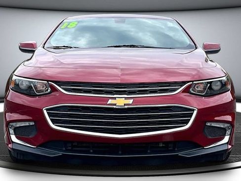 Used 2018 Chevrolet Malibu LT FWD image 2