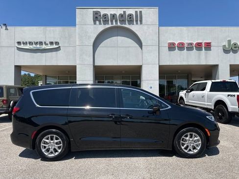 Used 2025 Chrysler Pacifica Select FWD image 7