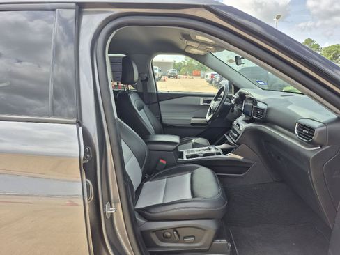Certified 2023 Ford Explorer XLT w/ Equipment Group 202A RWD image 10
