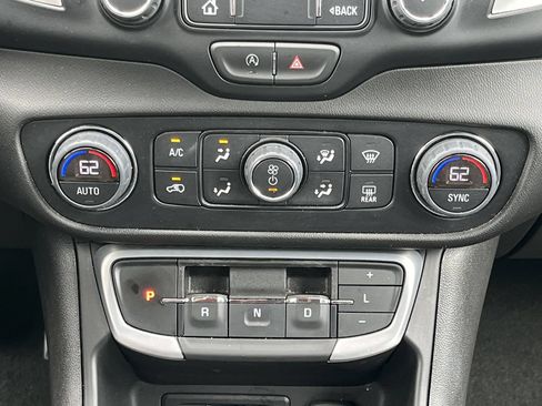 Used 2024 GMC Terrain SLT FWD image 4