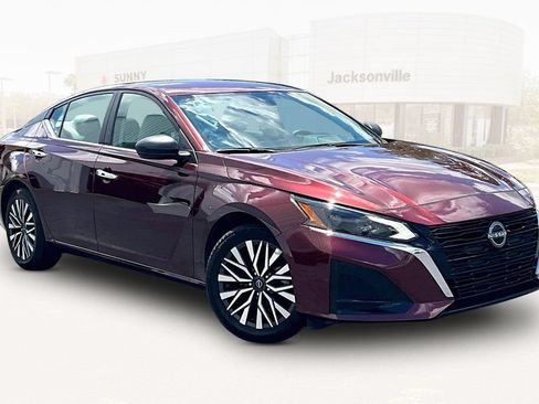 Used 2025 Nissan Altima 2.5 SV FWD image 3