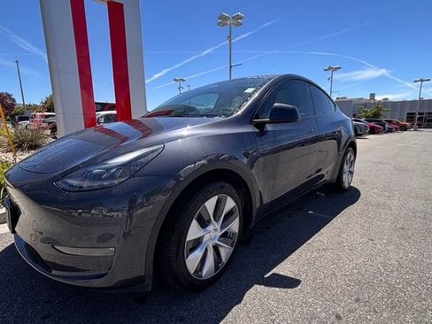 Used 2024 Tesla Model Y Long Range AWD/4WD image 3