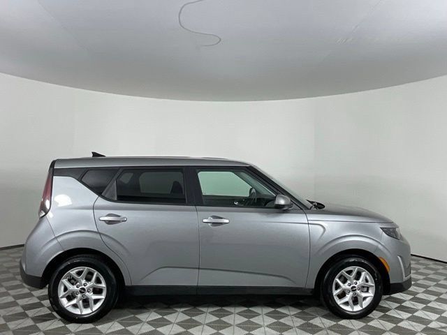 Used 2025 Kia Soul LX w/ LX Technology Package FWD image 4