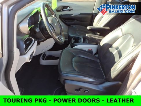 Used 2020 Chrysler Pacifica Touring-L image 11