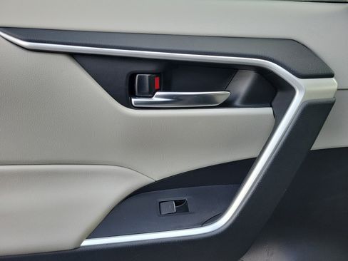 Used 2023 Toyota RAV4 XLE Premium image 12