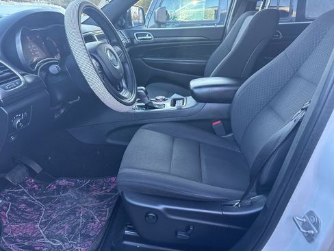 Used 2019 Jeep Grand Cherokee Laredo image 5