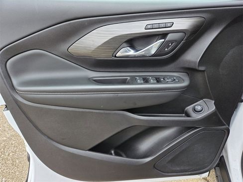 Used 2024 GMC Terrain SLT image 17