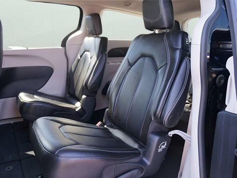 Used 2024 Chrysler Pacifica Touring-L FWD image 10