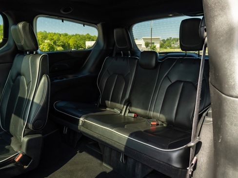 Used 2025 Chrysler Pacifica Limited FWD image 16