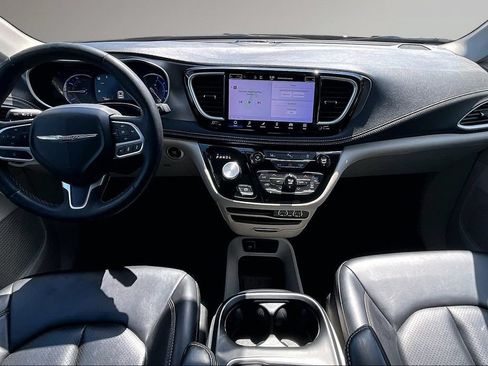 Used 2023 Chrysler Pacifica Touring-L FWD image 8