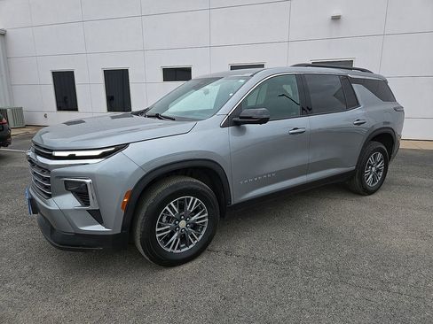 Used 2024 Chevrolet Traverse LT image 2