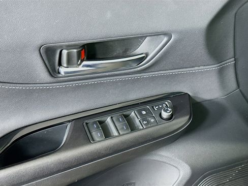 Used 2021 Toyota Venza LE w/ Carpet Mat Package (TMS) image 15