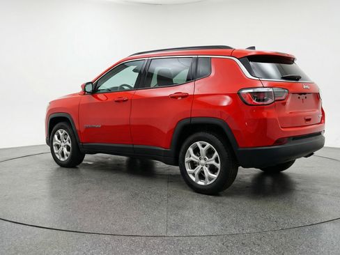 Used 2025 Jeep Compass Latitude AWD/4WD image 6