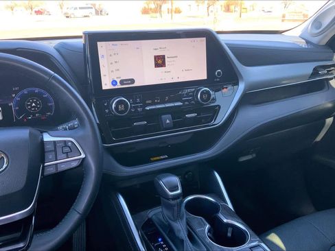 Used 2024 Toyota Highlander Platinum image 7