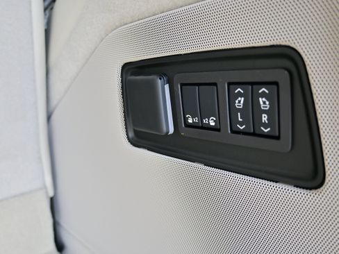 Used 2025 Cadillac Escalade Sport Platinum w/ LPO, ONYX Package image 14