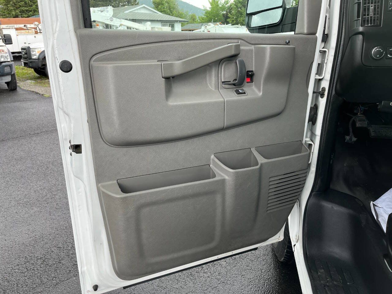 Used 2018 Chevrolet Express 2500 w/ Driver Convenience Package RWD image 9