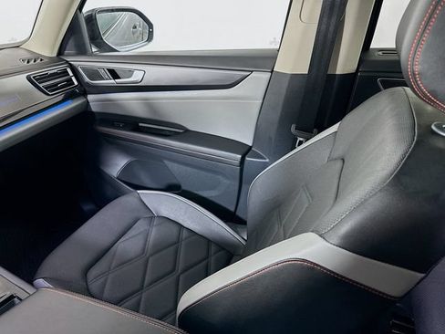 Used 2025 Volkswagen Atlas Peak Edition SE AWD/4WD image 24