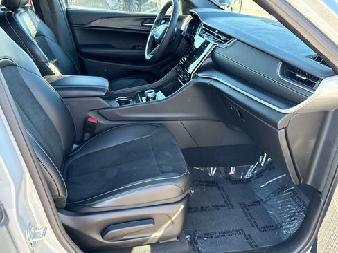 Used 2024 Jeep Grand Cherokee Altitude image 21