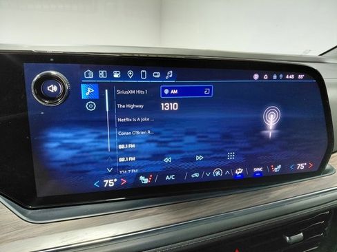 Used 2025 Chevrolet Suburban Z71 image 35