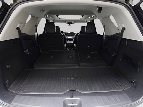 Used 2024 Nissan Pathfinder Platinum image 11