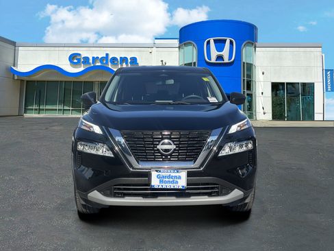 Used 2023 Nissan Rogue SV FWD image 2