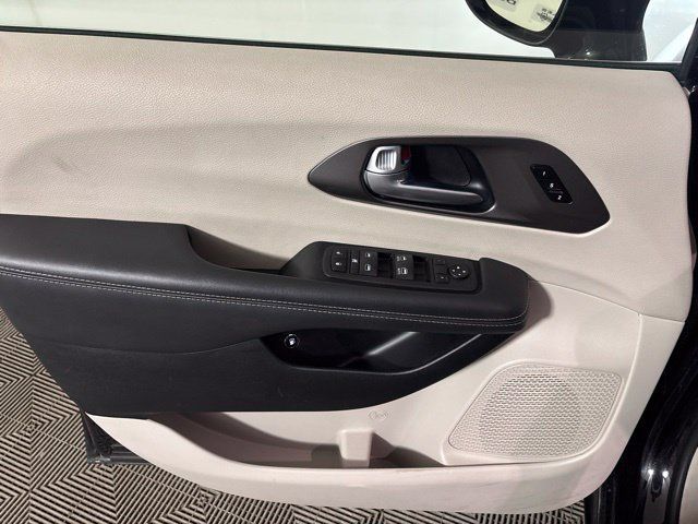 Used 2024 Chrysler Pacifica Limited FWD image 18