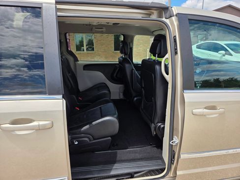 Used 2016 Chrysler Town & Country Touring FWD image 18