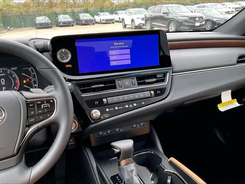 New 2025 Lexus ES 350 image 9