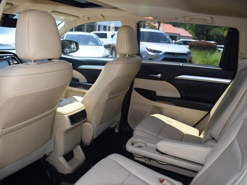 Used 2019 Toyota Highlander XLE FWD image 16