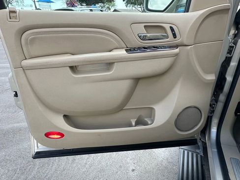 Used 2010 Cadillac Escalade Premium image 31