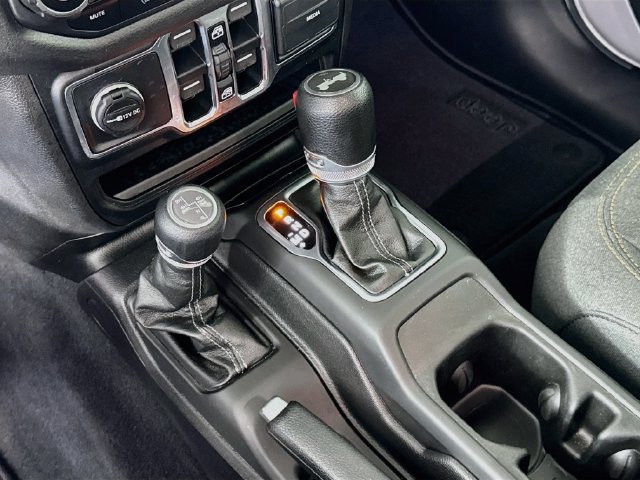 Used 2024 Jeep Wrangler Unlimited w/ Convenience Group AWD/4WD image 20