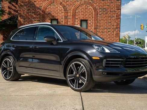 Used 2020 Porsche Cayenne w/ Premium Package AWD/4WD image 3