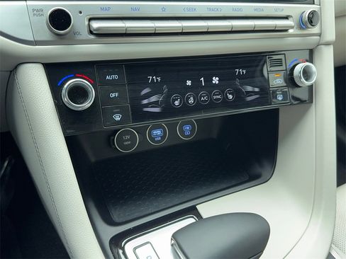 Used 2025 Genesis G70 2.5T image 30