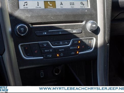 Used 2017 Ford Fusion SE w/ Fusion SE Technology Package image 22