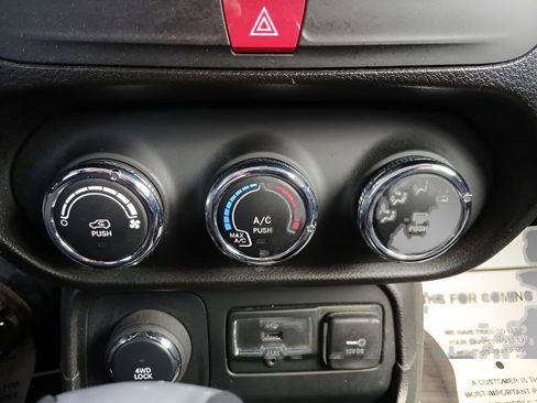 Used 2017 Jeep Renegade Latitude image 13