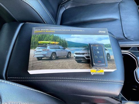 Used 2023 Jeep Grand Cherokee L Limited AWD/4WD image 12