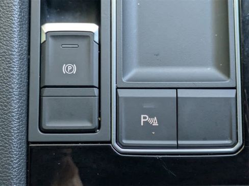 Used 2023 Volkswagen Atlas Cross Sport SE image 31